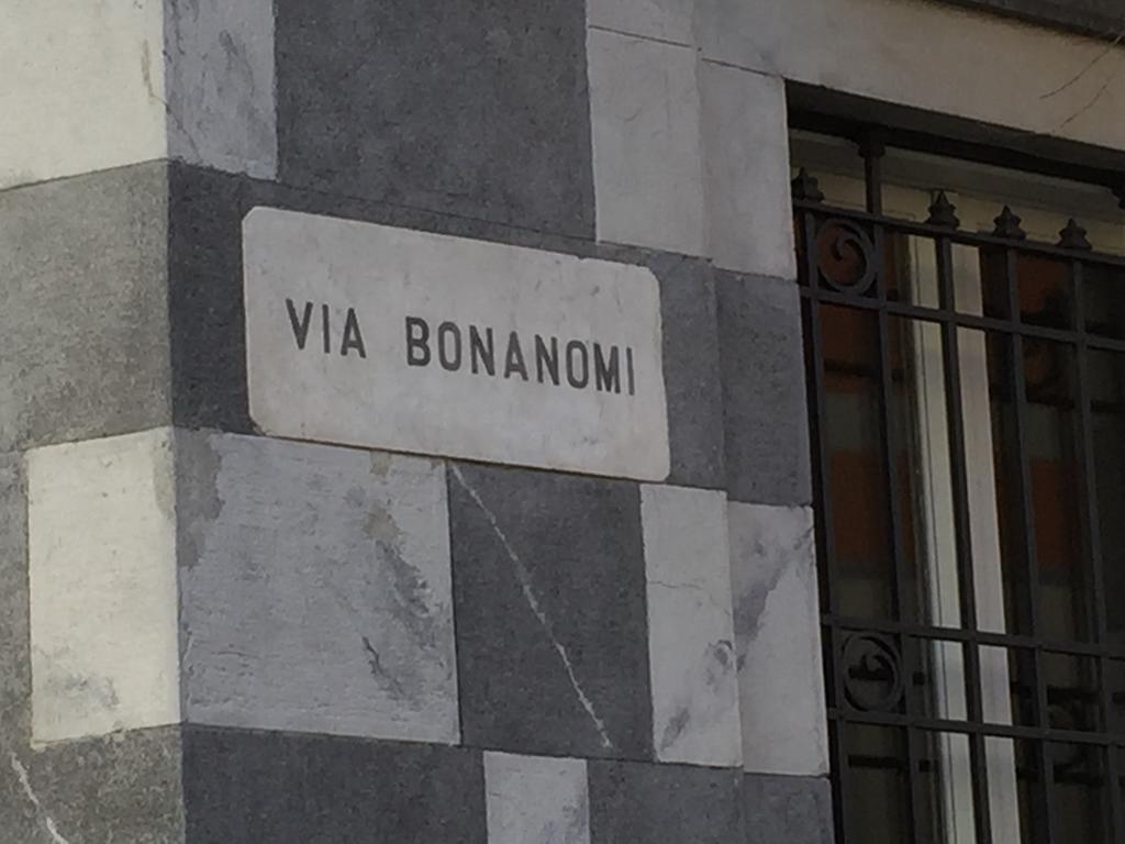 Ancient Courtyard Bonanomi In Como Historic Centre חדר תמונה